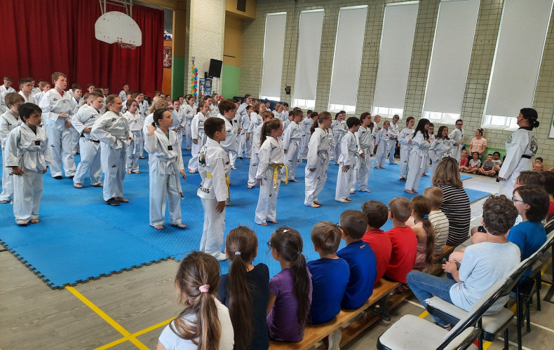 De nouveaux gradués du projet "Des outils pour la vie" de l'école St-Louis