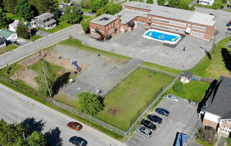 UNE NOUVELLE PATINOIRE DE DEK HOCKEY À L'ÉCOLE SAINTE-BERNADETTE