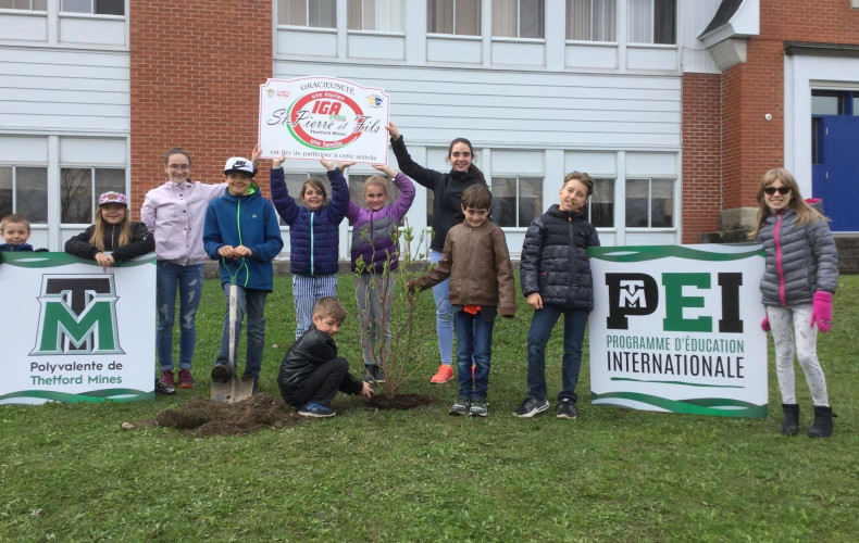 Des élèves du Programme d'éducation internationale ont piloté un projet de potager à l'école de l'Étincelle