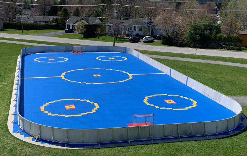 UNE SURFACE DE DEK HOCKEY POUR LA POLYVALENTE DE DISRAELI